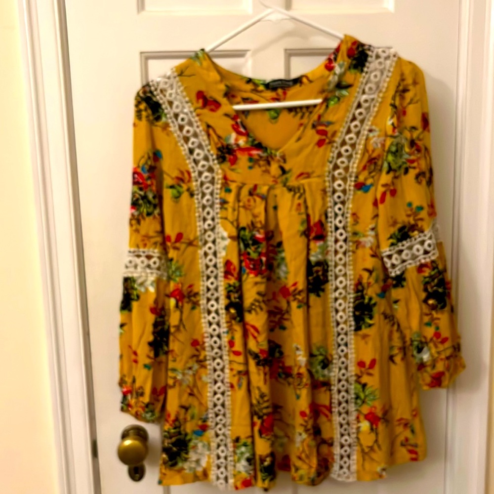 Xuan Ying collection large lace accent tunic